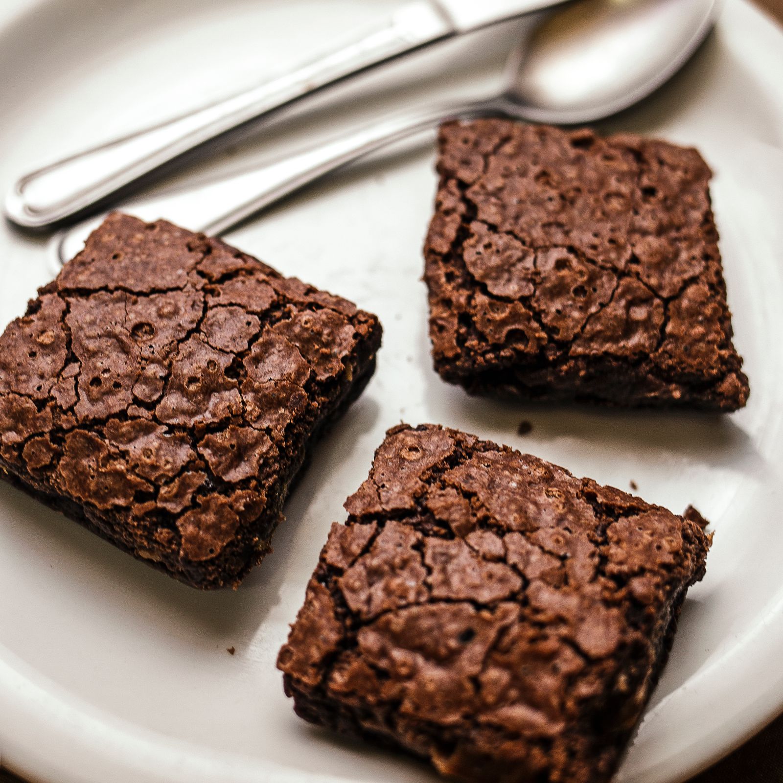 Brownie clásico de chocolate con corteza craquelada