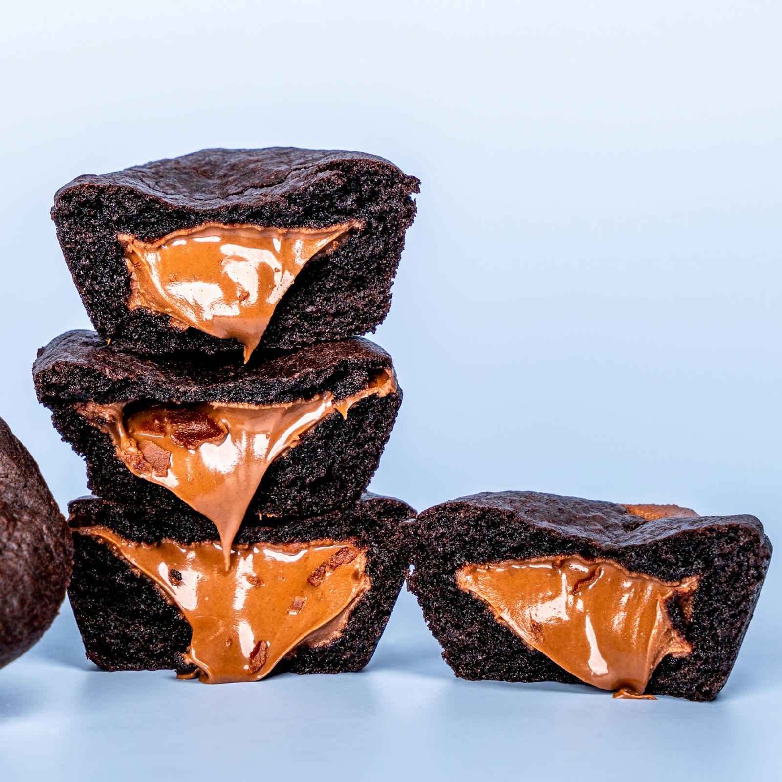 Brownie con relleno cremoso que chorrea