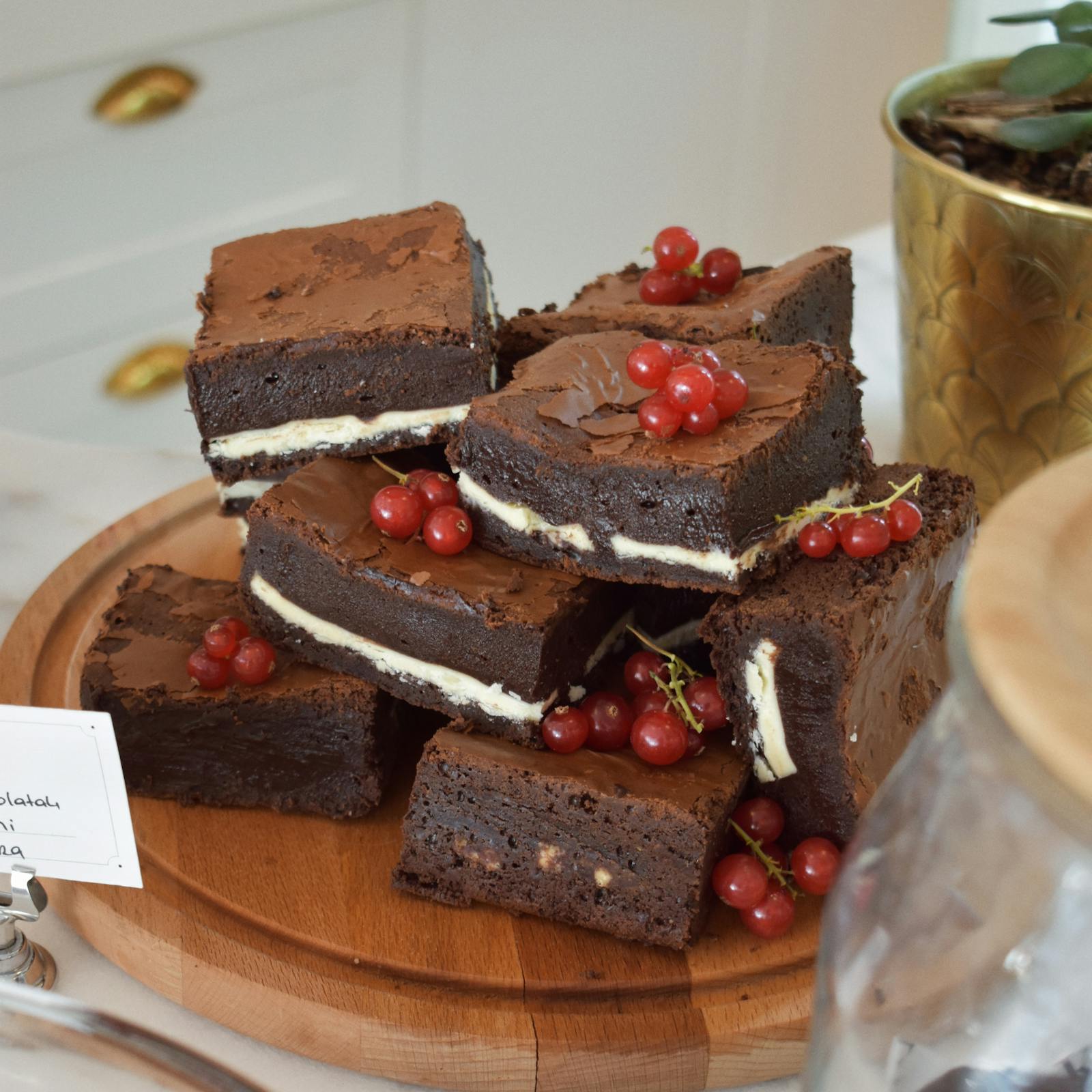 Brownie cubierto de galletas Oreo